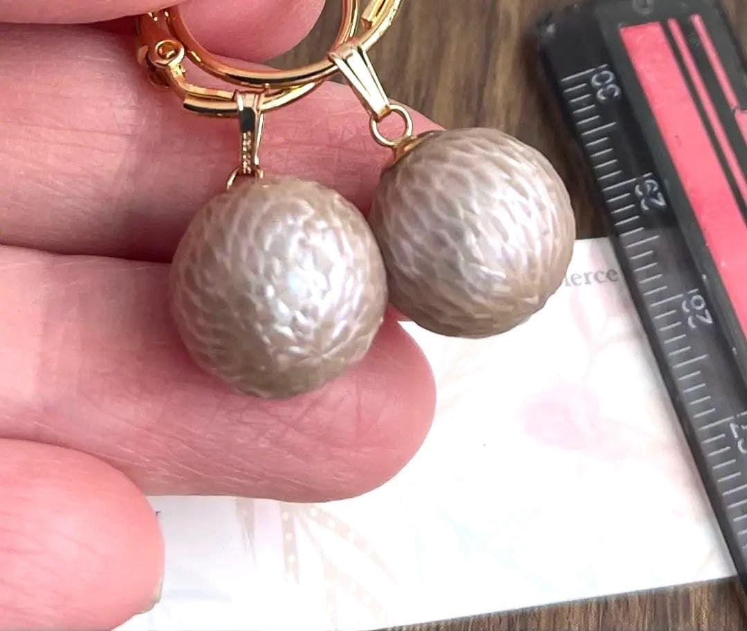 希少淡水パールグレーベージュカービングのピアスチャーム14kgfおしり貫通なし