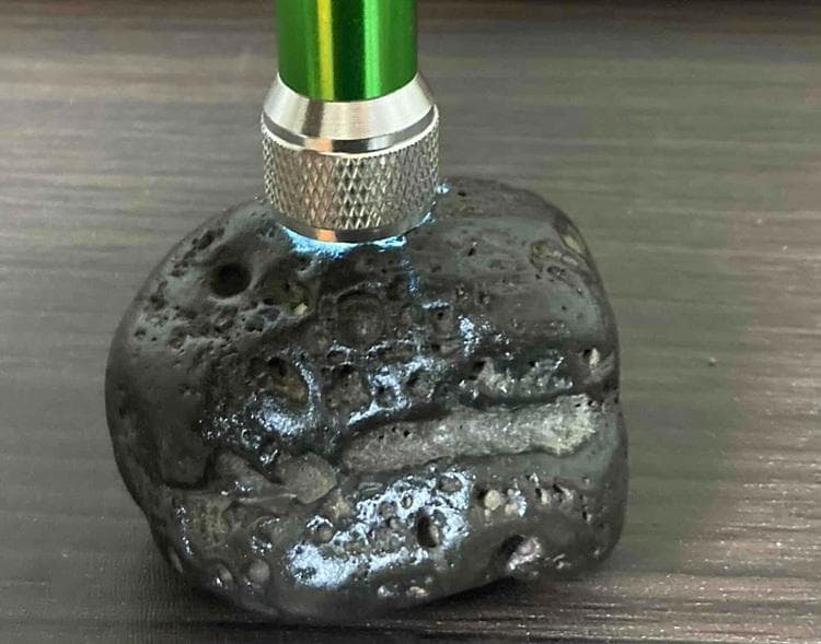 なんと超特価！15,000円！少し大きめで磁石を装着！美しい神秘の横笛隕石！