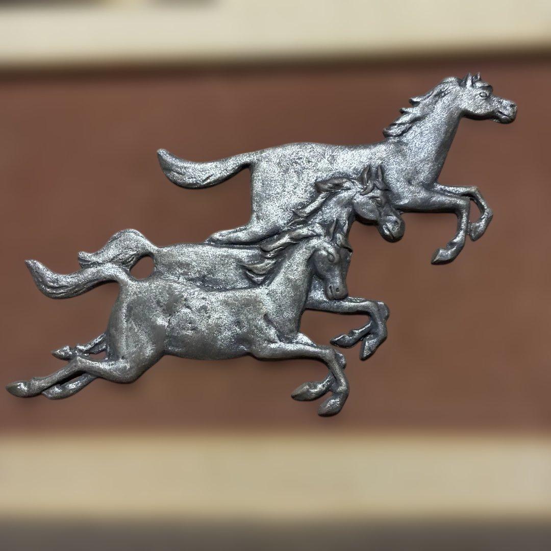 駆け走る三頭の馬　立体額