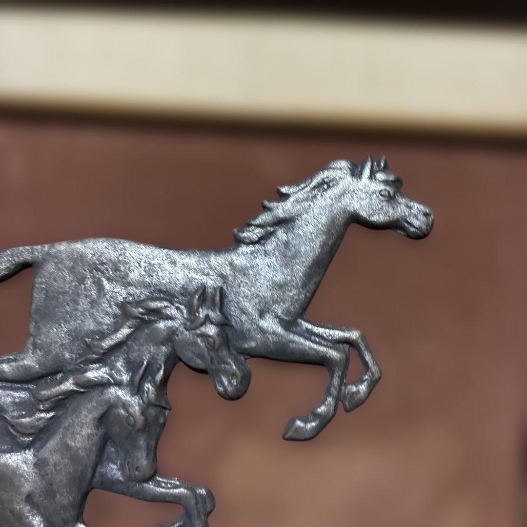 駆け走る三頭の馬　立体額