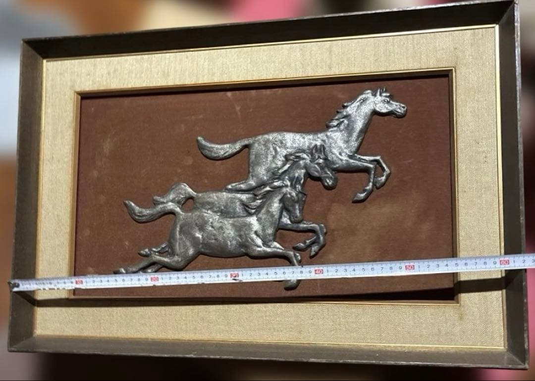 駆け走る三頭の馬　立体額