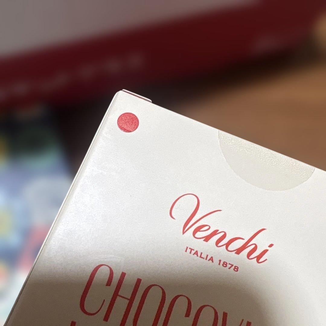 Venchi ヴェンキ　ロゴ入りバッグチャーム　チョコビア　ラズベリー　ピンク