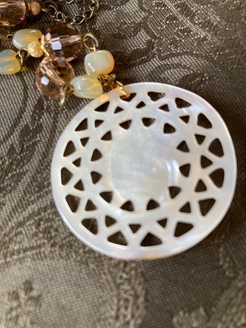 仏製アンティーク透かし模様の貝殻ネックレス