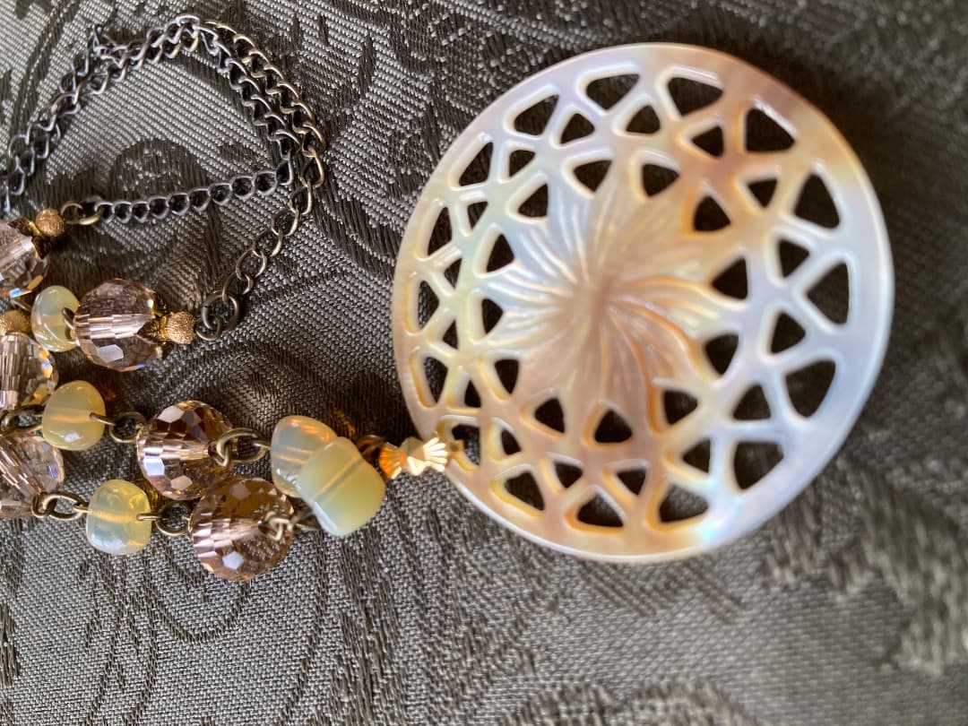 仏製アンティーク透かし模様の貝殻ネックレス