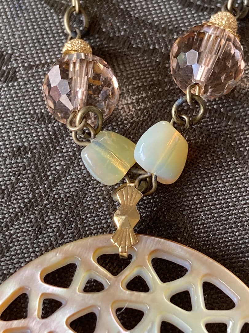 仏製アンティーク透かし模様の貝殻ネックレス