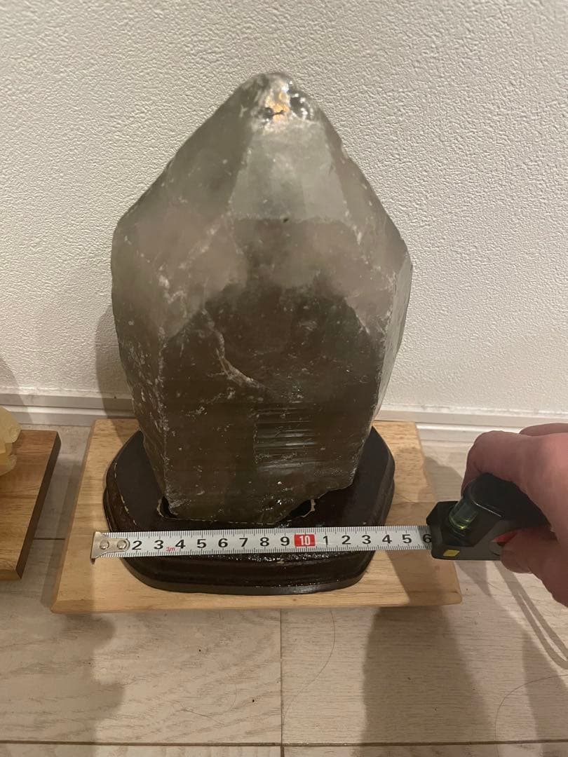 スモーキークォーツポイント木製台座付き