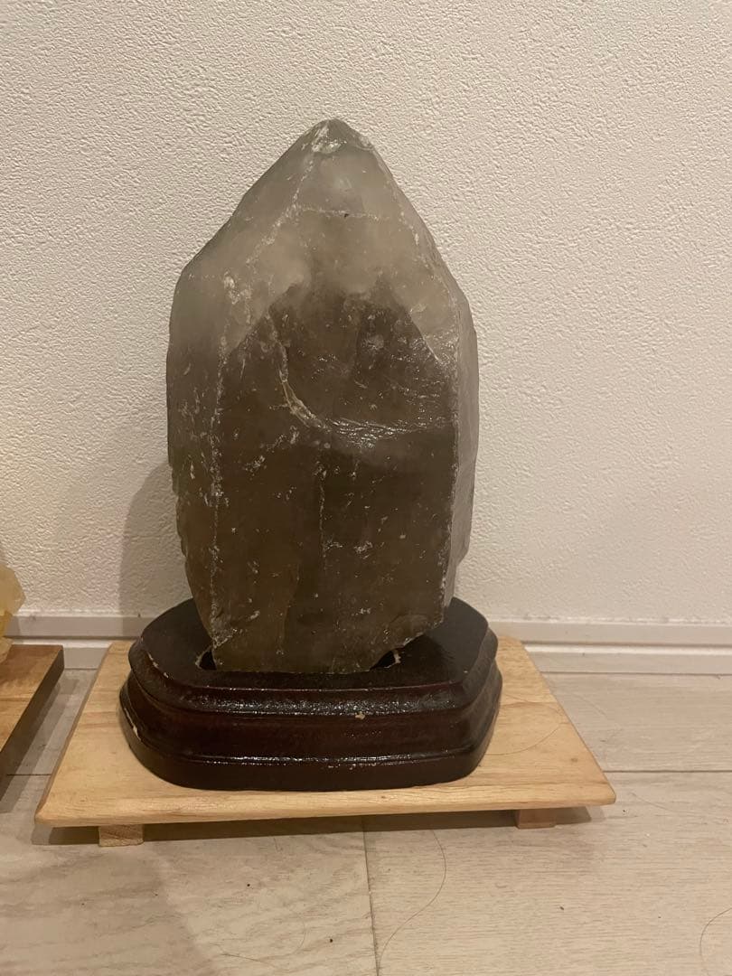 スモーキークォーツポイント木製台座付き