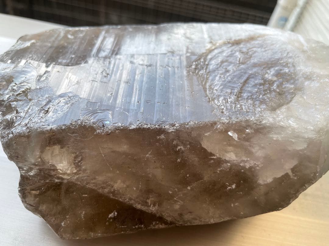 スモーキークォーツポイント木製台座付き