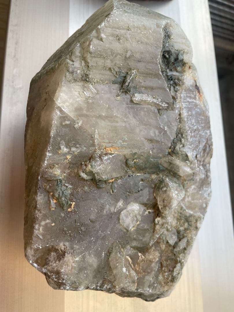 スモーキークォーツポイント木製台座付き