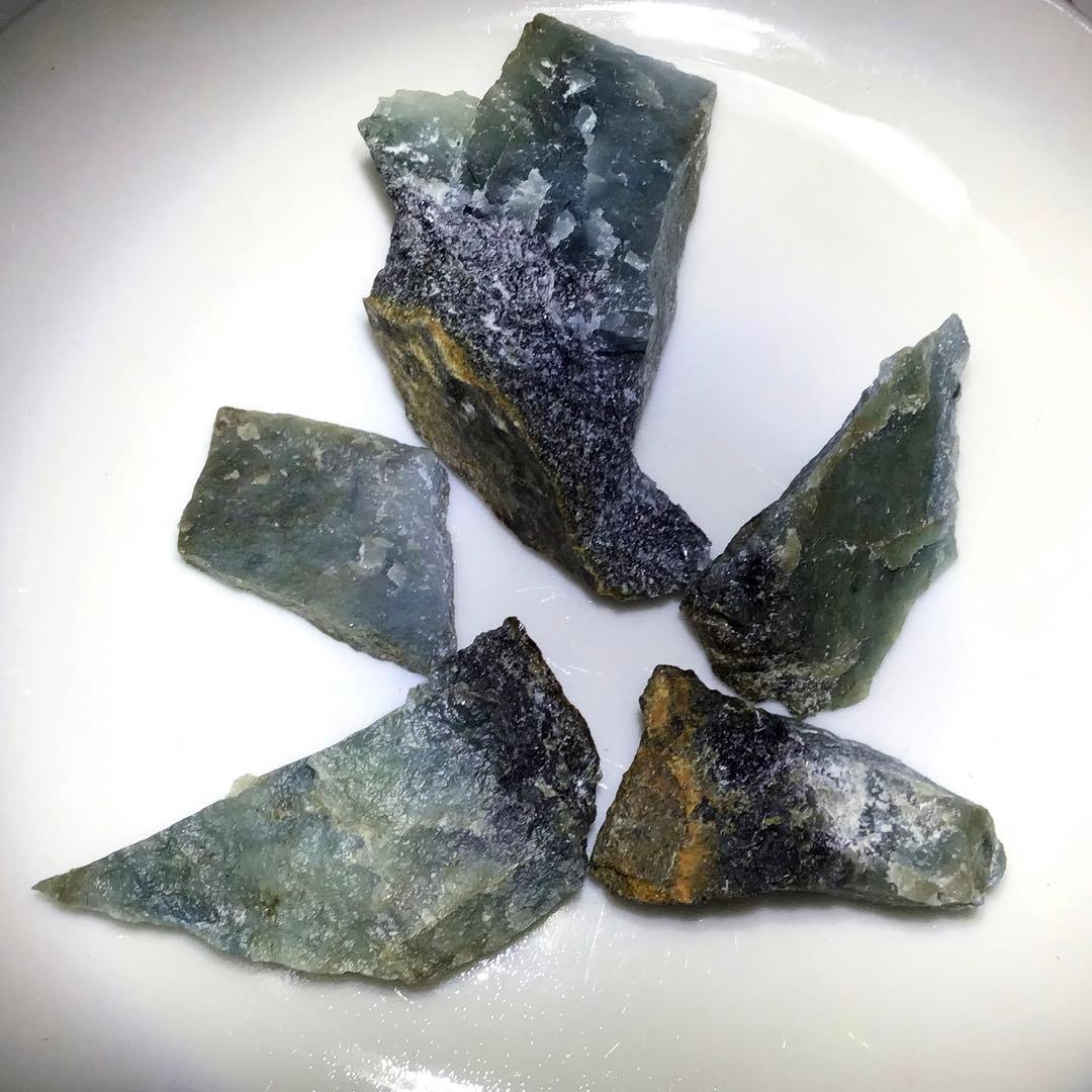 糸魚川翡翠 コン沢 原石 29.6g（101）※茄子紺‼︎ - メルカリ