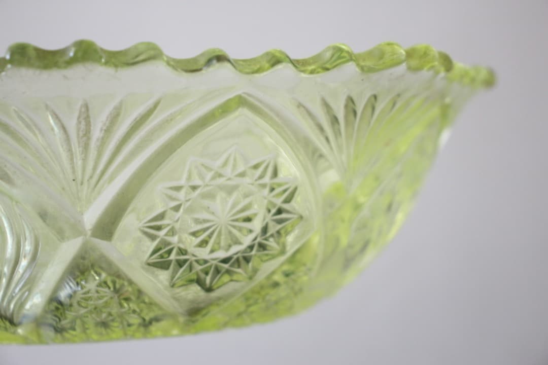 骨董　和ガラス　ウランガラス　花・星紋様　大鉢　ボウル