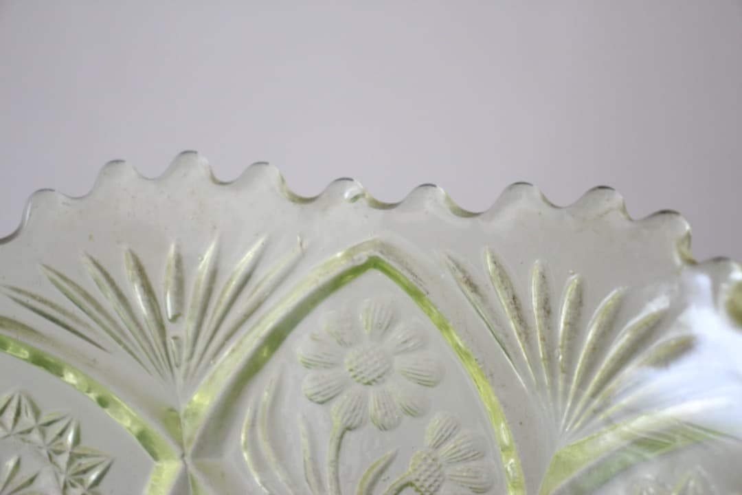 骨董　和ガラス　ウランガラス　花・星紋様　大鉢　ボウル