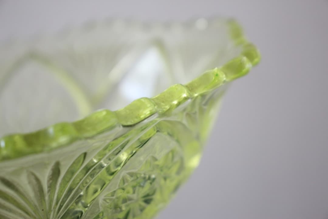 骨董　和ガラス　ウランガラス　花・星紋様　大鉢　ボウル