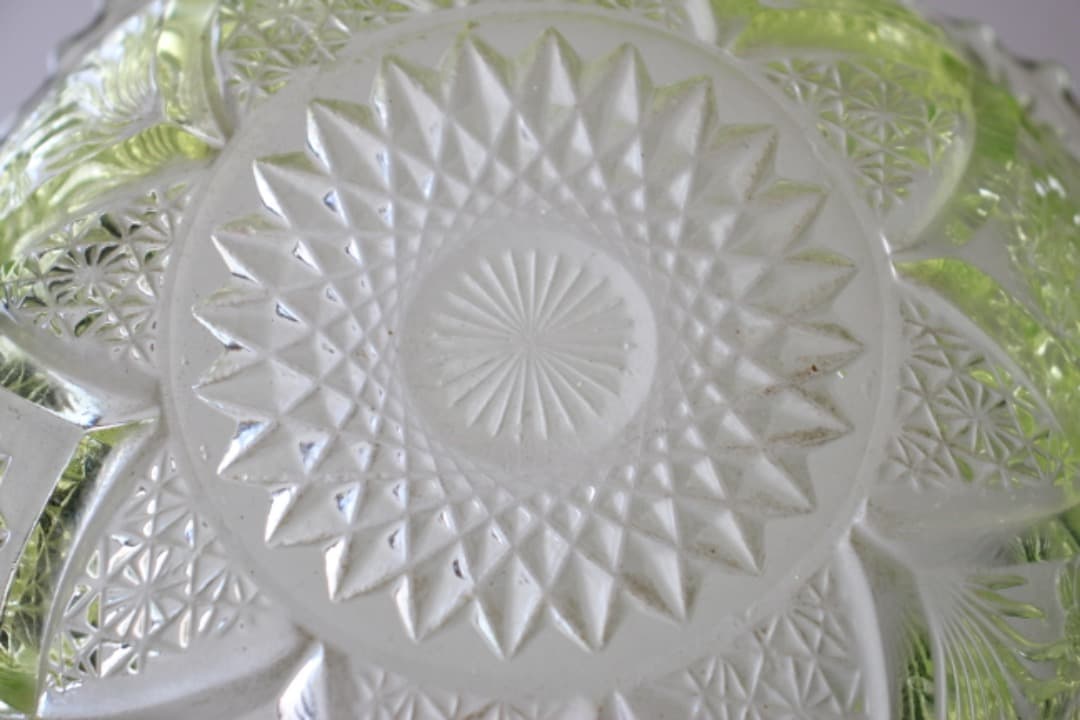 骨董　和ガラス　ウランガラス　花・星紋様　大鉢　ボウル