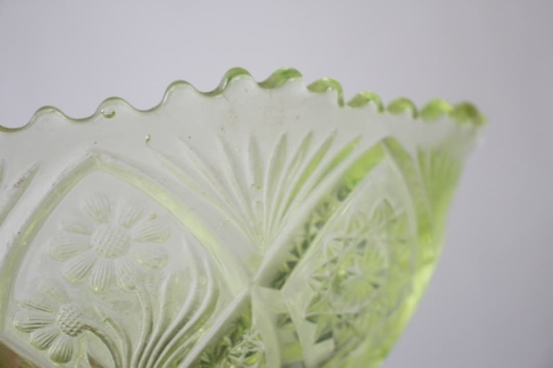 骨董　和ガラス　ウランガラス　花・星紋様　大鉢　ボウル