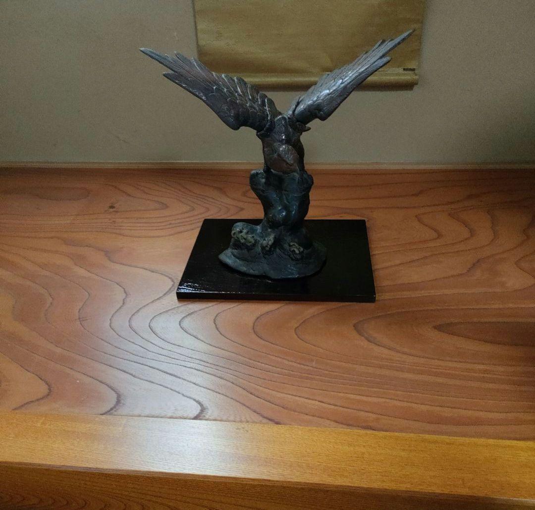 昭和レトロ　アンティーク　骨董品　台座付き！鋭い目つきの鷹の置物　金属製