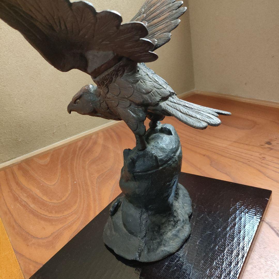 昭和レトロ　アンティーク　骨董品　台座付き！鋭い目つきの鷹の置物　金属製