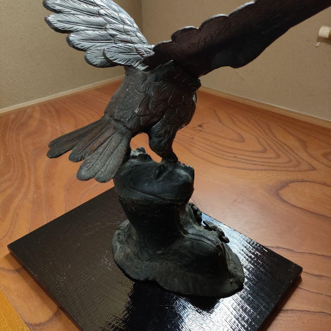昭和レトロ　アンティーク　骨董品　台座付き！鋭い目つきの鷹の置物　金属製
