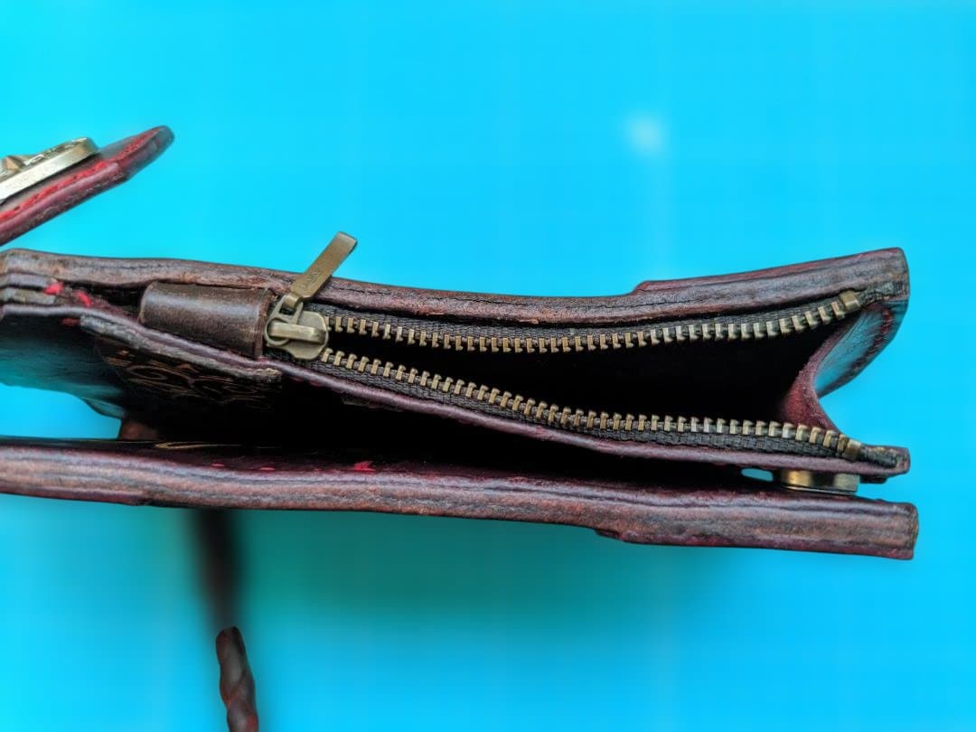 レザー製長財布 赤茶色 編み込みストラップ付き右ポケット