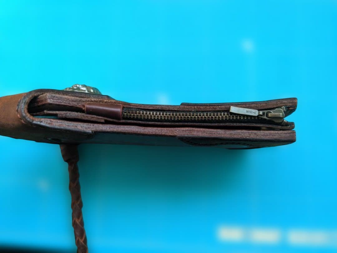 レザー製長財布 赤茶色 編み込みストラップ付き右ポケット