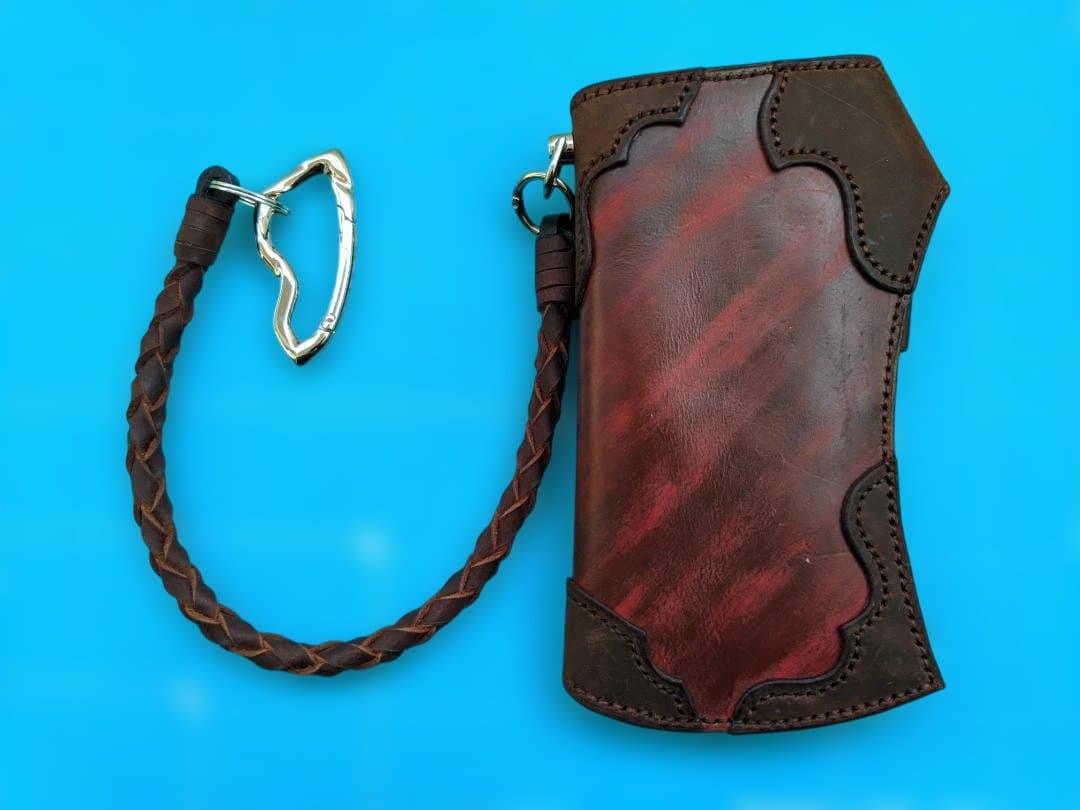 レザー製長財布 赤茶色 編み込みストラップ付き右ポケット