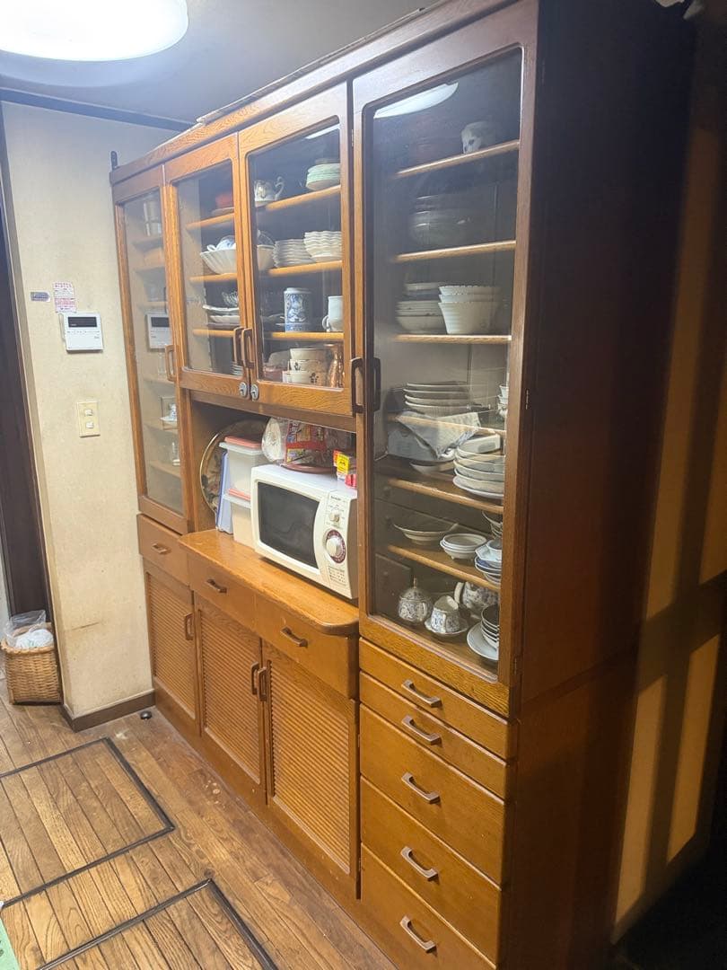 最高級　巨大キャビネット木工匠無垢？ナラ？昭和アンティーク箪笥収納多数木工食器