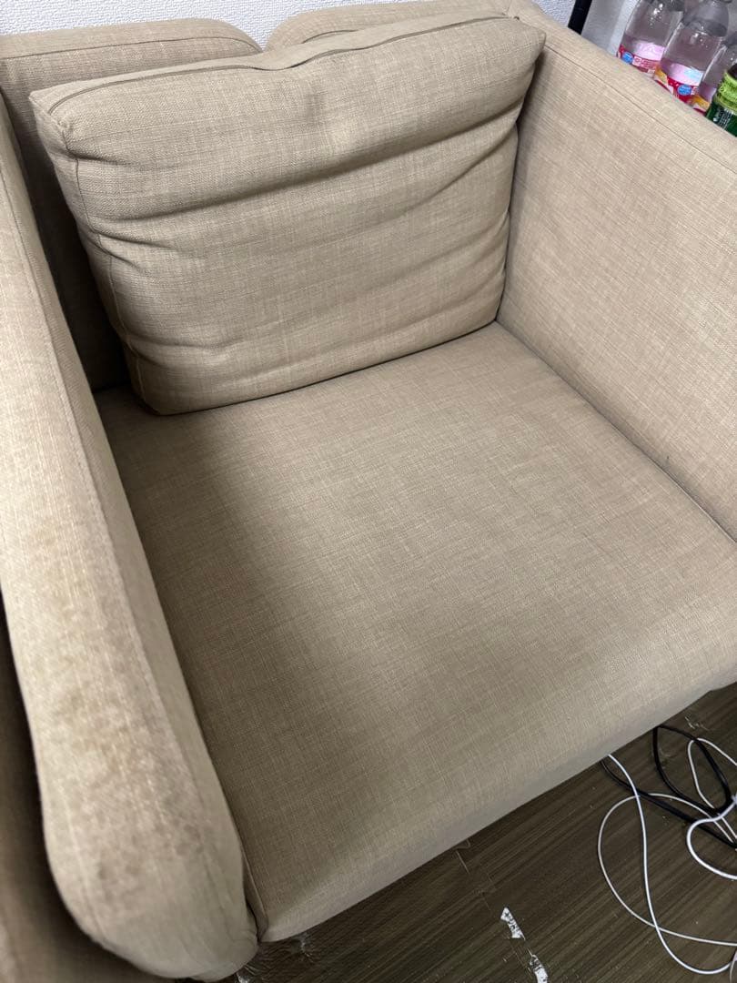 ベージュの一人掛けソファ