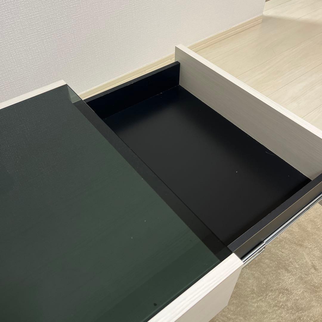 モダンデザイン センターテーブル 黒ガラス　白基調