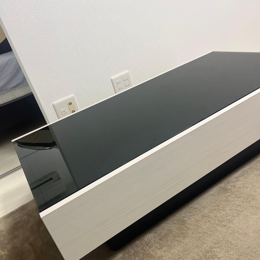 モダンデザイン センターテーブル 黒ガラス　白基調