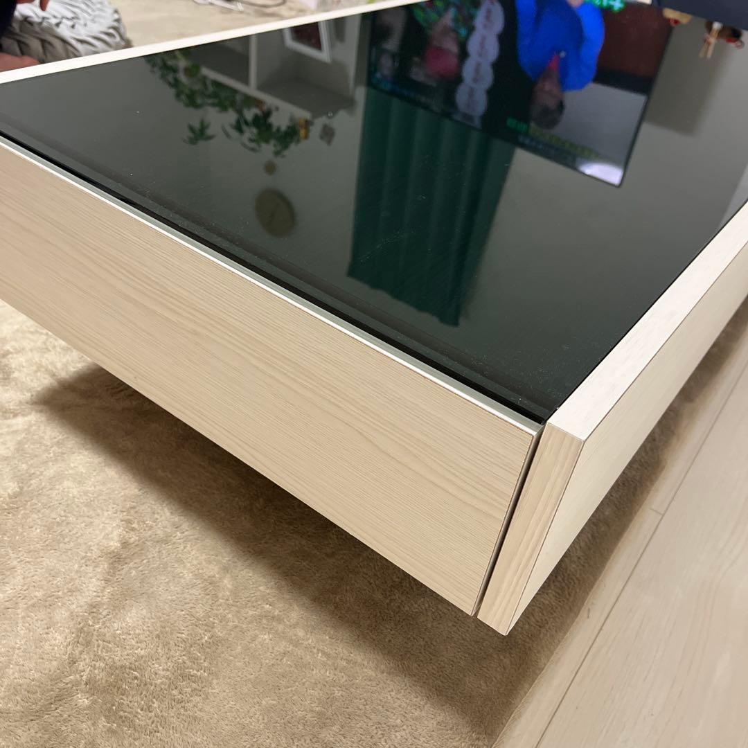 モダンデザイン センターテーブル 黒ガラス　白基調