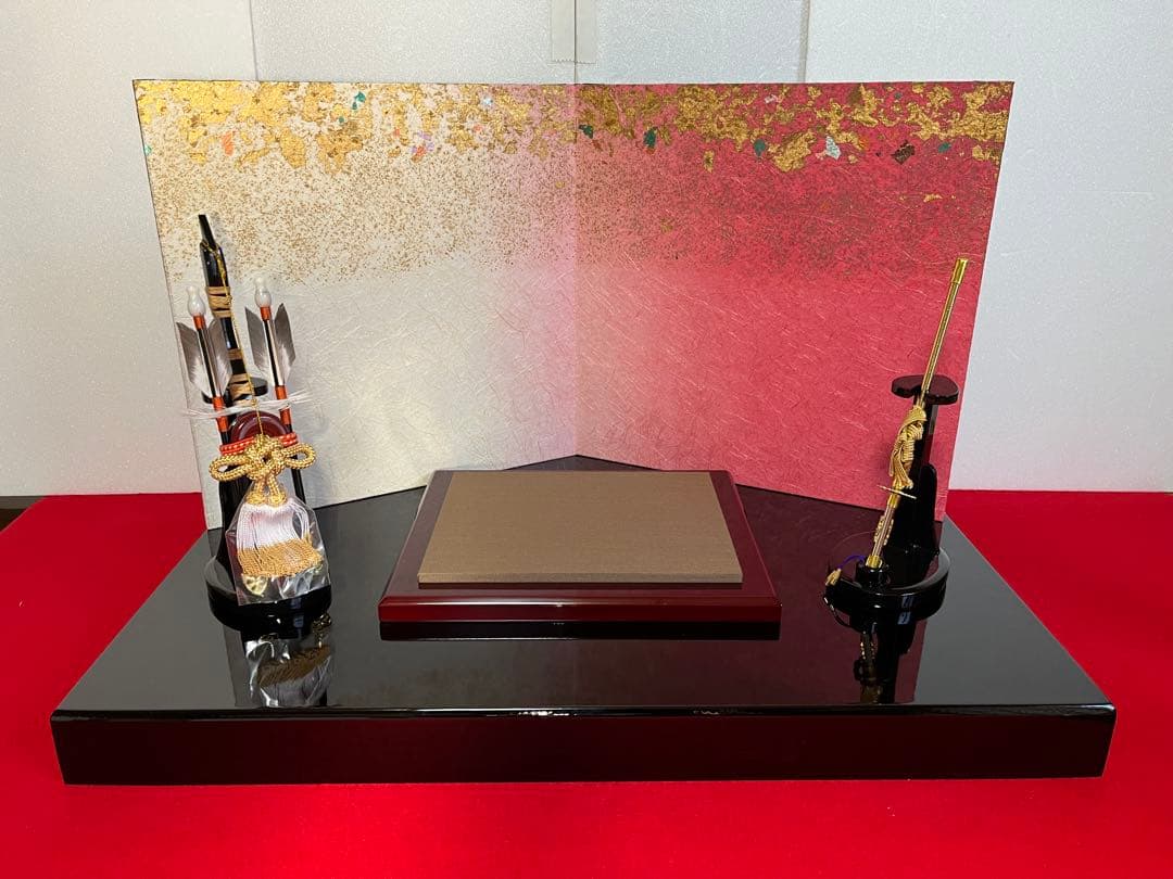 12号立体大鍬形の兜　金箔チラシ二曲和紙屏風