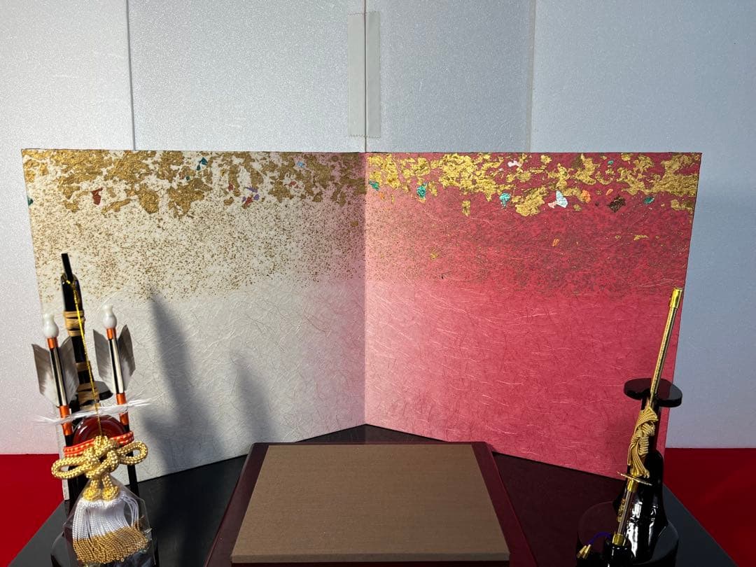 12号立体大鍬形の兜　金箔チラシ二曲和紙屏風