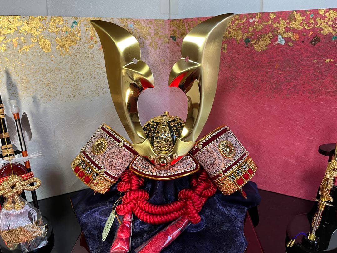 12号立体大鍬形の兜　金箔チラシ二曲和紙屏風