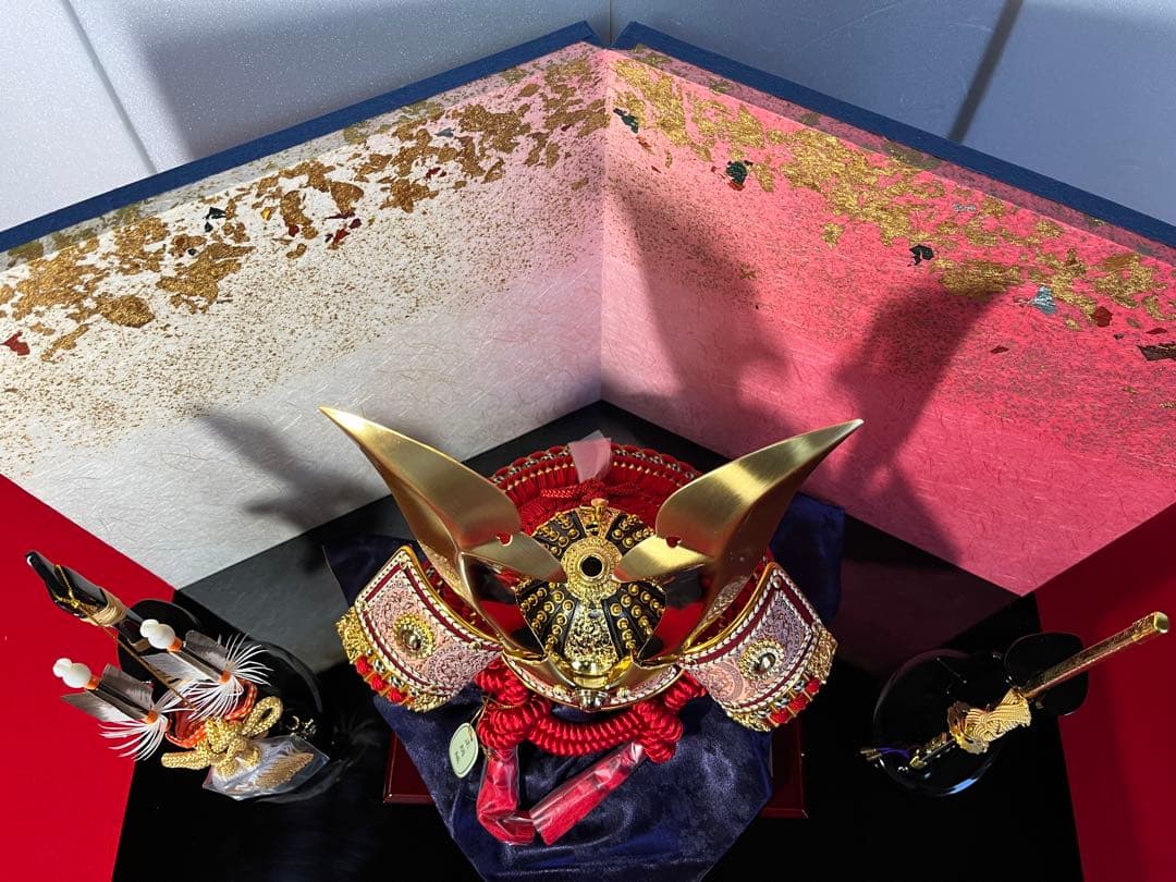 12号立体大鍬形の兜　金箔チラシ二曲和紙屏風