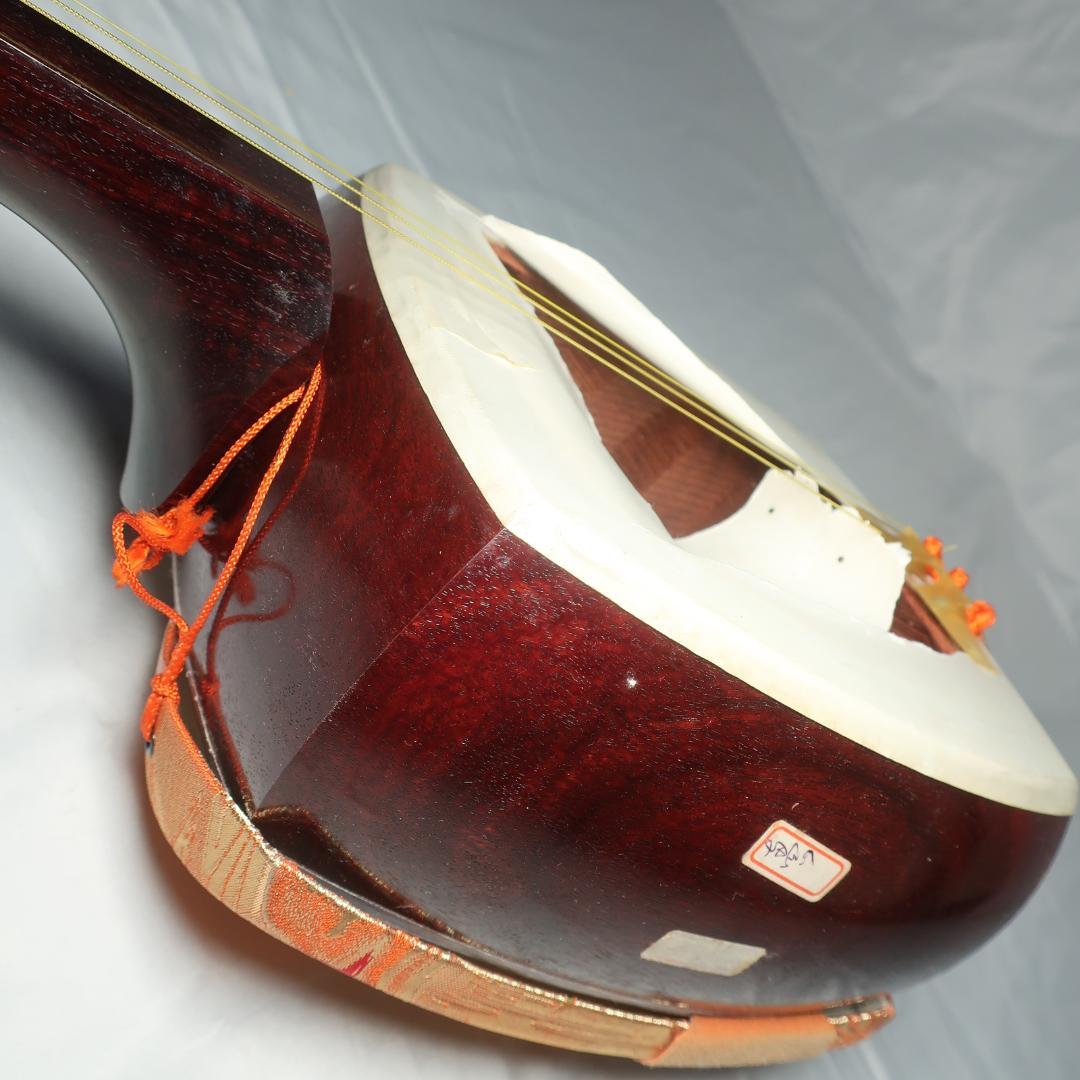 三味線 綾杉胴 中棹 二本溝 天然素材糸巻き ハードケース付 鼈甲 撥 付属