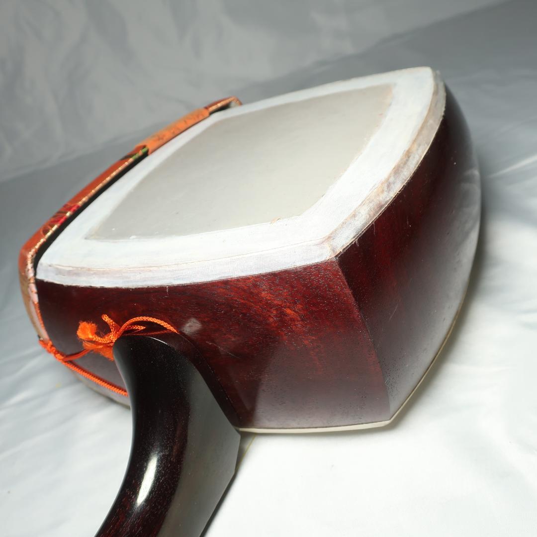 三味線 綾杉胴 中棹 二本溝 天然素材糸巻き ハードケース付 鼈甲 撥 付属