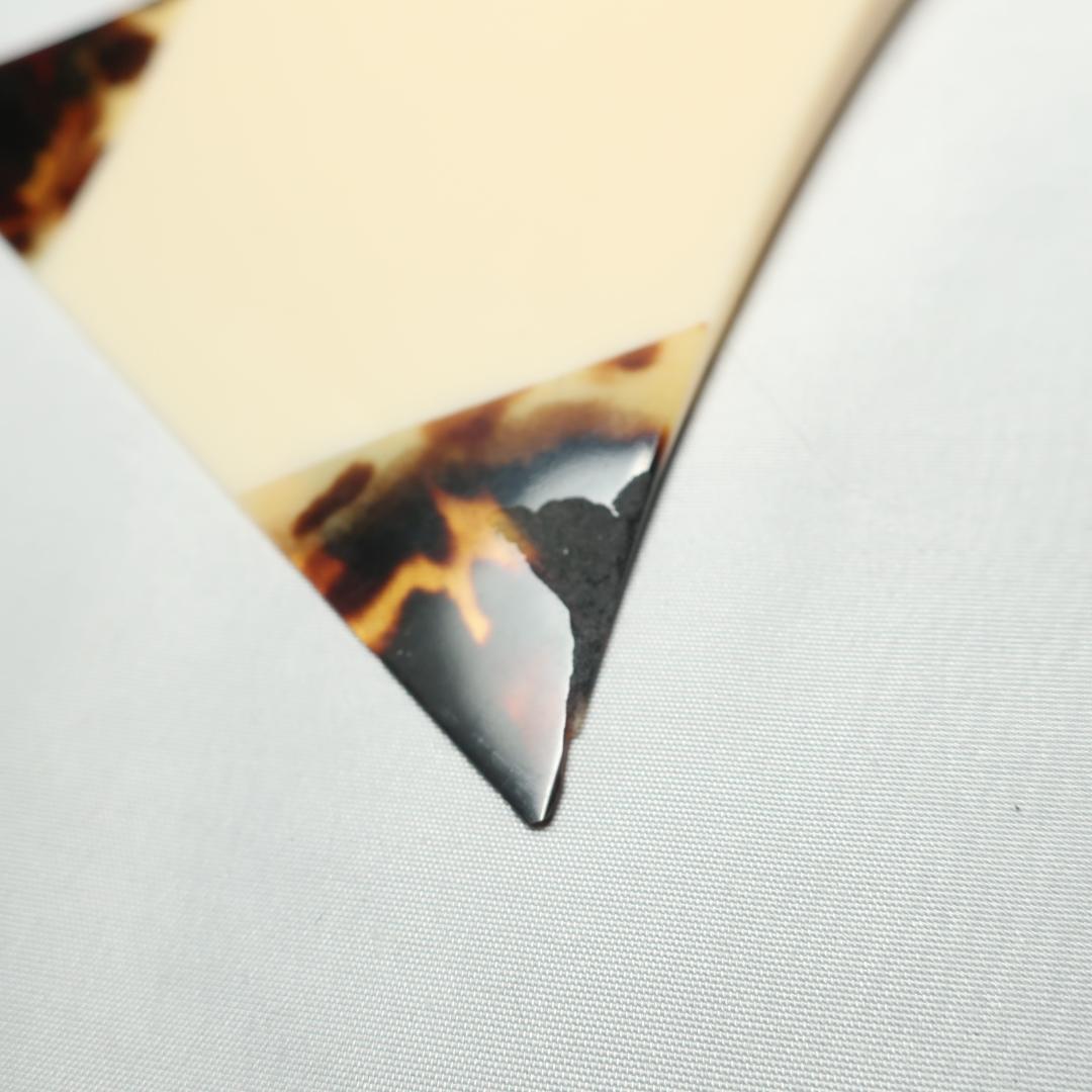 三味線 綾杉胴 中棹 二本溝 天然素材糸巻き ハードケース付 鼈甲 撥 付属