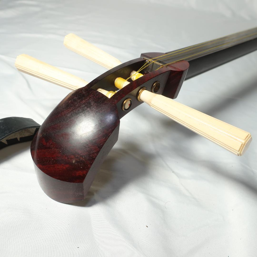 三味線 綾杉胴 中棹 二本溝 天然素材糸巻き ハードケース付 鼈甲 撥 付属