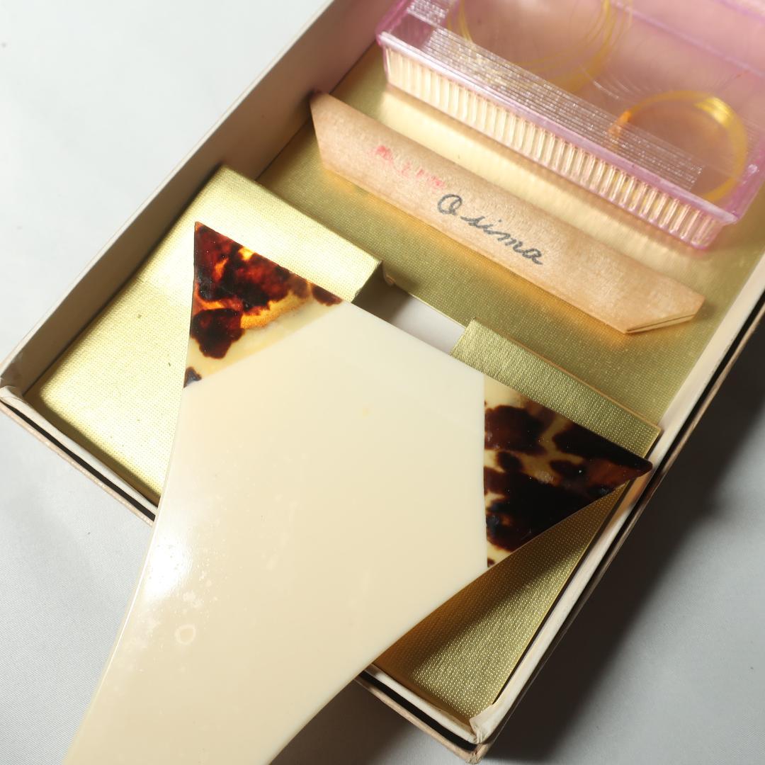 三味線 綾杉胴 中棹 二本溝 天然素材糸巻き ハードケース付 鼈甲 撥 付属