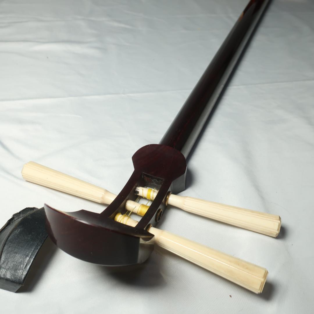 三味線 綾杉胴 中棹 二本溝 天然素材糸巻き ハードケース付 鼈甲 撥 付属