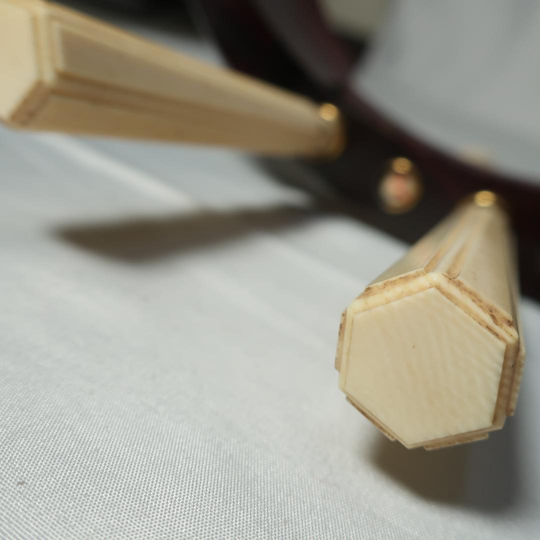 三味線 綾杉胴 中棹 二本溝 天然素材糸巻き ハードケース付 鼈甲 撥 付属