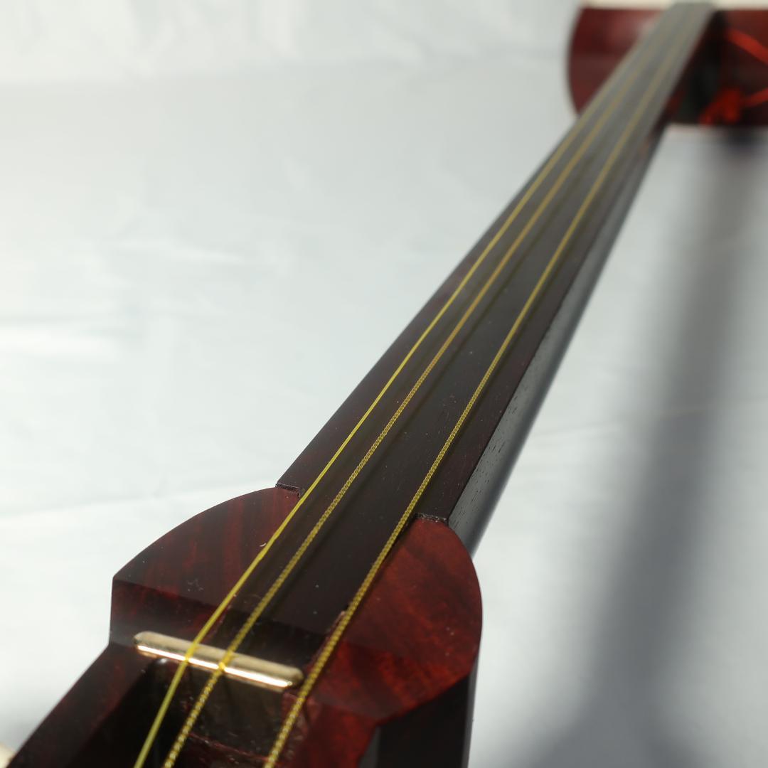 三味線 綾杉胴 中棹 二本溝 天然素材糸巻き ハードケース付 鼈甲 撥 付属