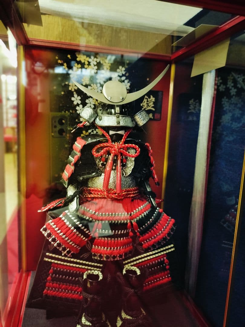 ケース入り鎧飾り