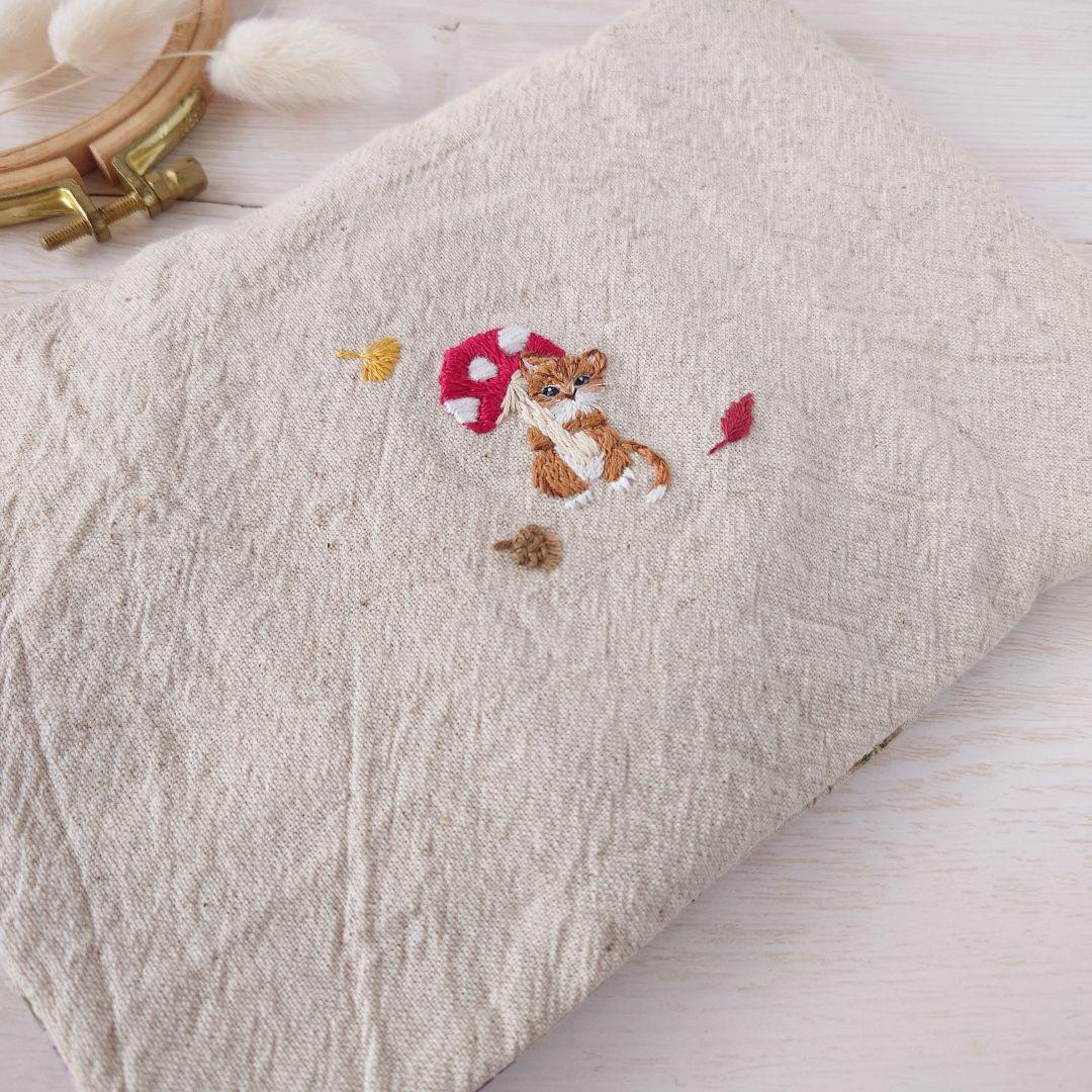 手刺繍入あずき/小豆のお腹ピロー【三毛猫の秋の収穫】