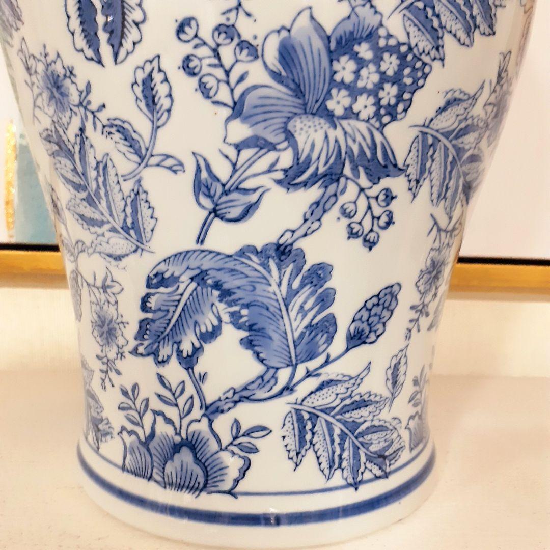 輸入雑貨　シノワズリ　『青白陶器蓋付大壷』　ハンドメイド　陶器　花柄