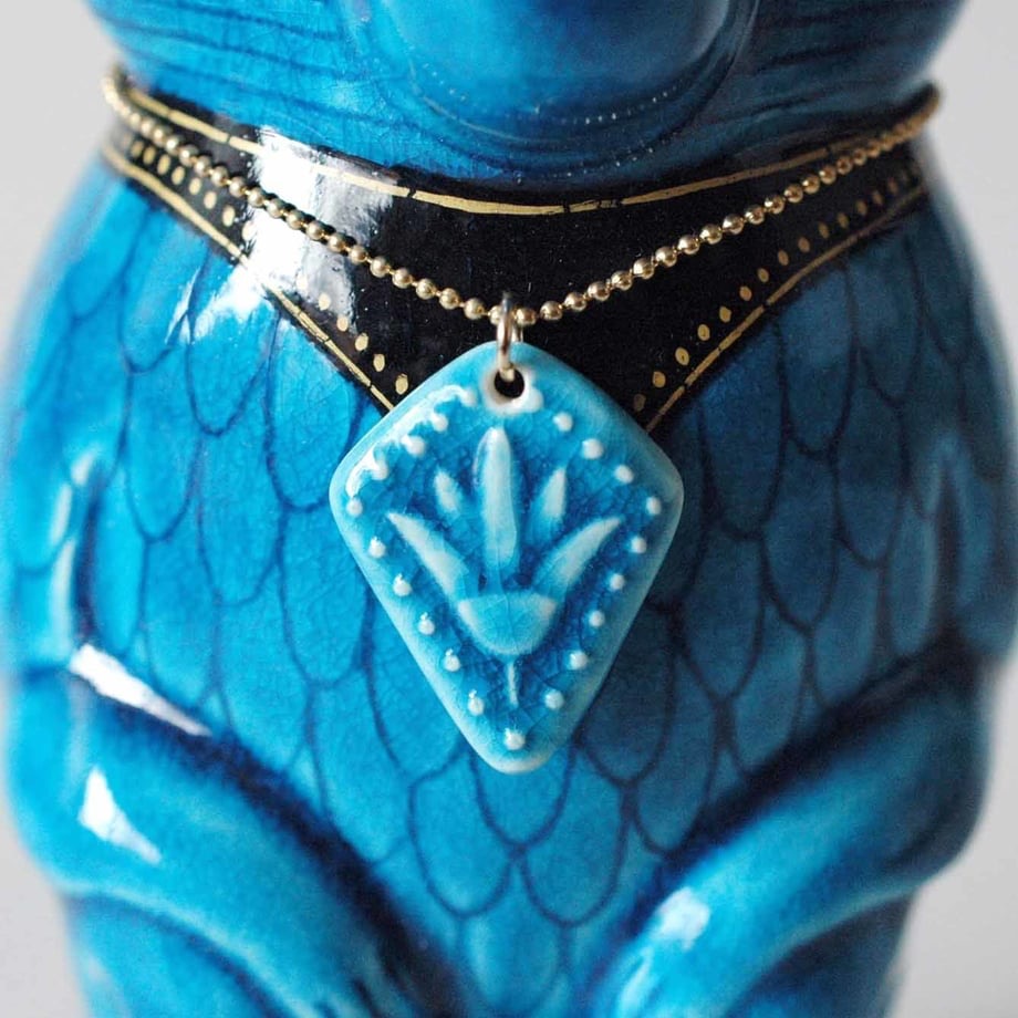 新品　幸兵衛窯 青釉オーナメント トト 古代エジプトの神　ペンダント付き