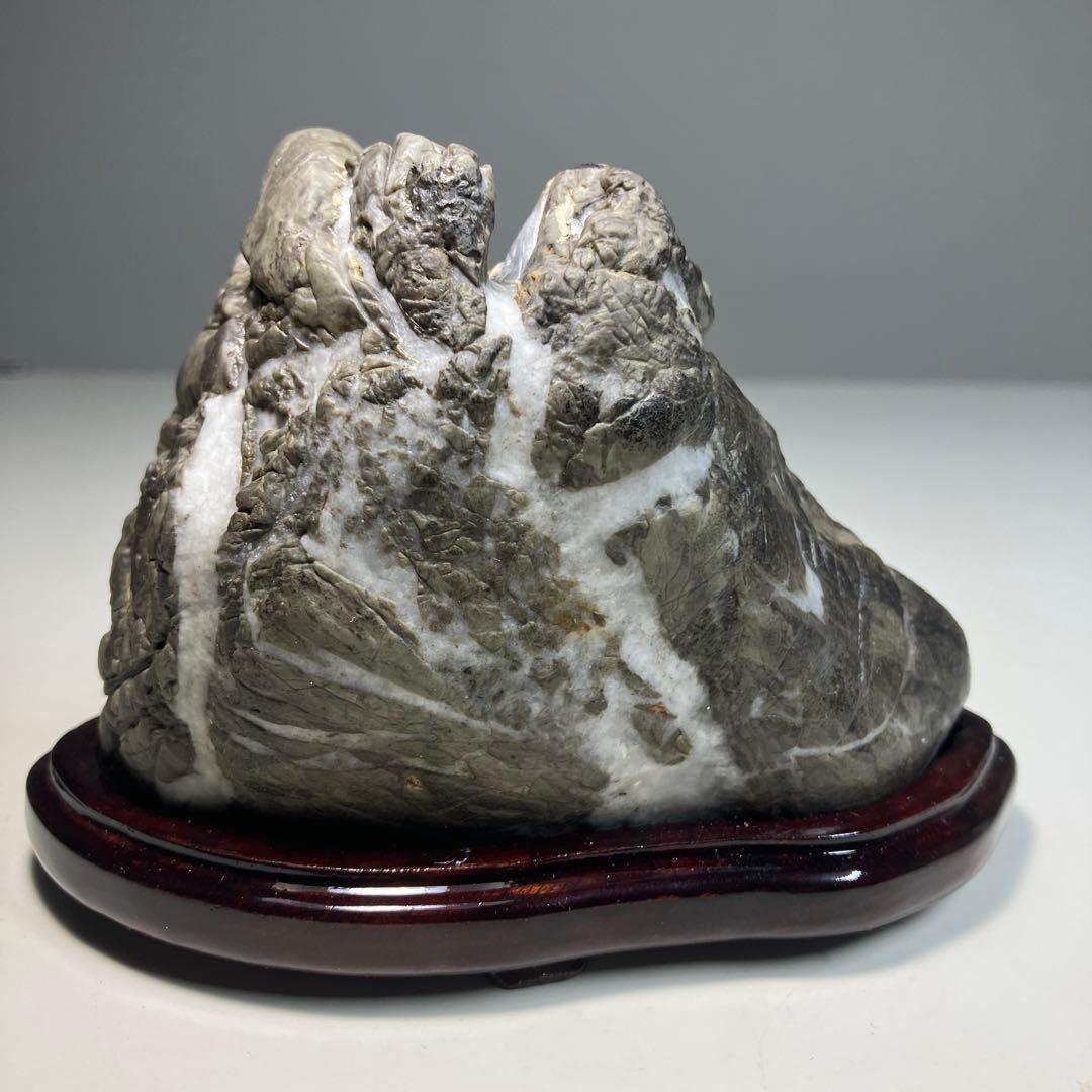 グレーの山型水石 木製台座付き - メルカリ
