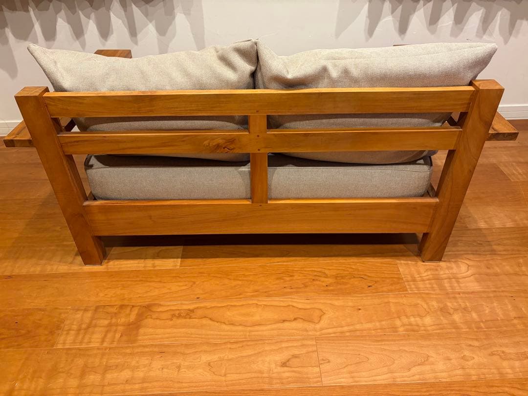 unico 2人掛けソファ 木製フレーム グレーの布張り