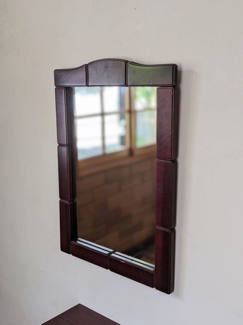 ダークブラウンのデザインミラー 壁掛け鏡