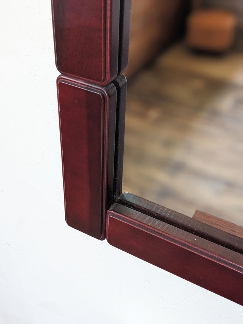 ダークブラウンのデザインミラー 壁掛け鏡